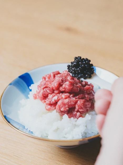 和牛ユッケとキャビアをのせた白ご飯