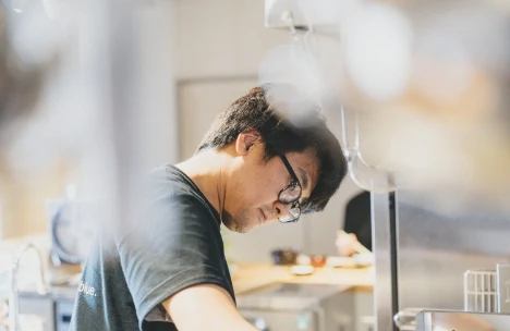米Labの厨房で調理するスタッフ