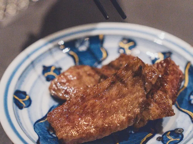 器に盛り付けた焼き上がりの和牛