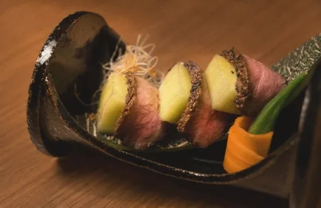 野菜を巻いた和牛料理