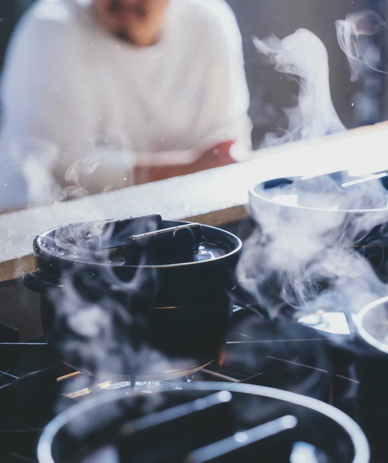 炊飯中の土鍋から立ちのぼる湯気