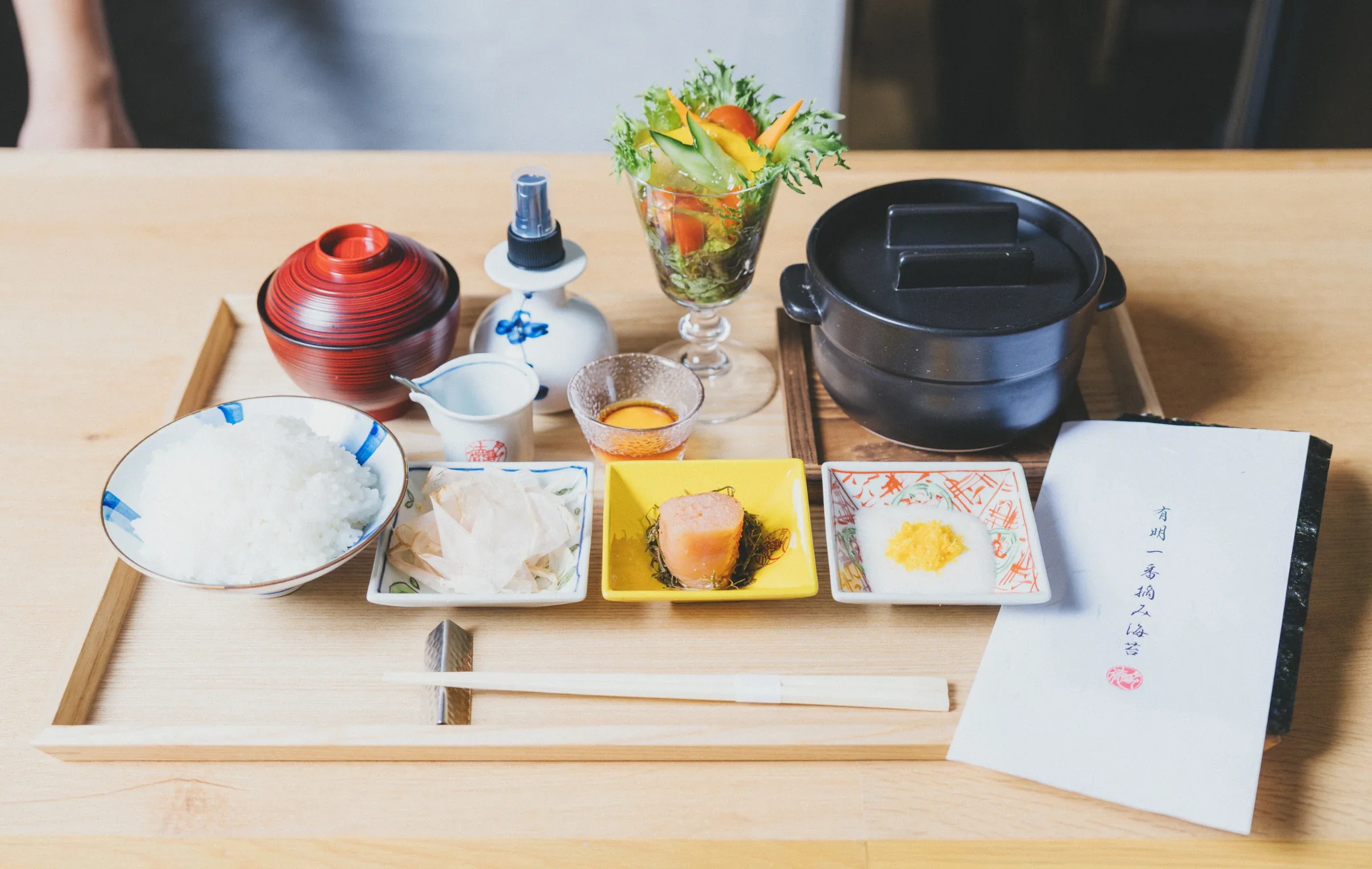 土鍋ご飯とご飯のおともを並べた定食