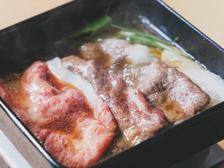 特製の割り下で煮込む明徳牛のすき焼き
