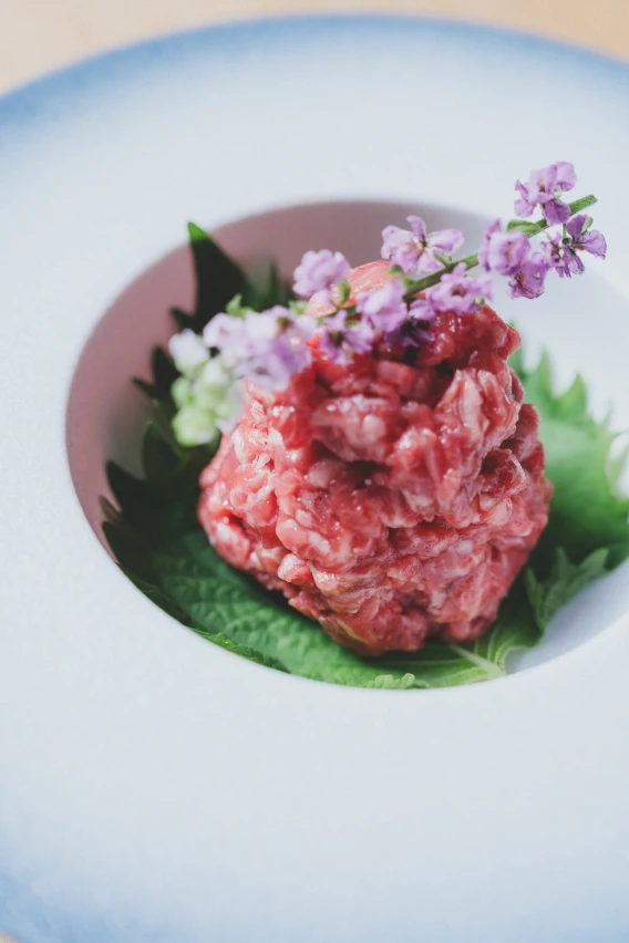 花を添えて器に盛った和牛ユッケ