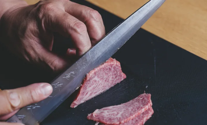 包丁で切り分ける霜降り和牛