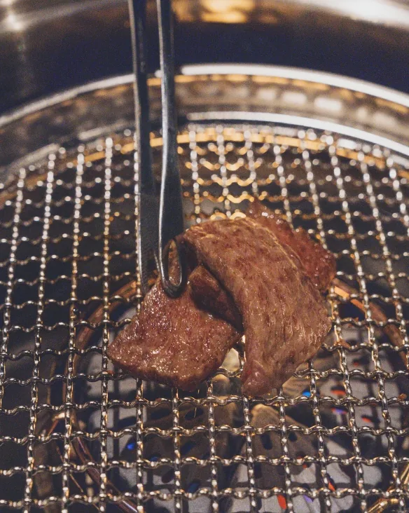 焼き網で焼く和牛
