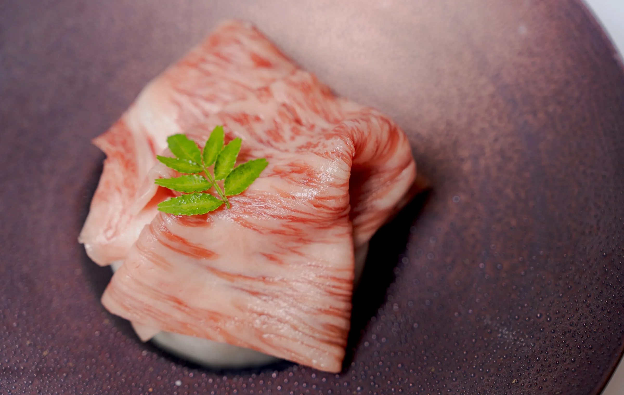 木の芽を添えた薄切り和牛