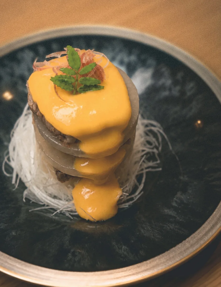 卵黄ソースをかけた和牛料理
